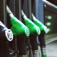 El Gobierno reduce a 10 céntimos el descuento del carburante para el transporte