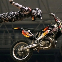 Herrera del Duque acoge un espectáculo de ‘freestyle motocross’