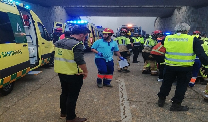 Vuelco mortal de un autobús cerca de Huelva: una mujer fallecida y más de veinte heridos