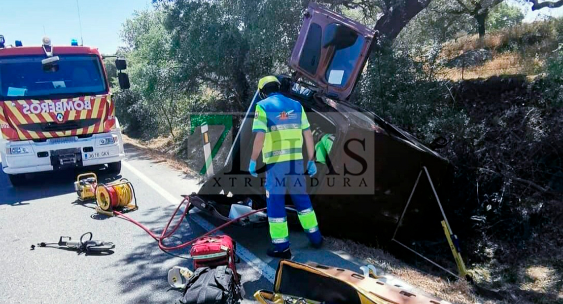 Un aparatoso accidente en la EX-112 deja una mujer atrapada