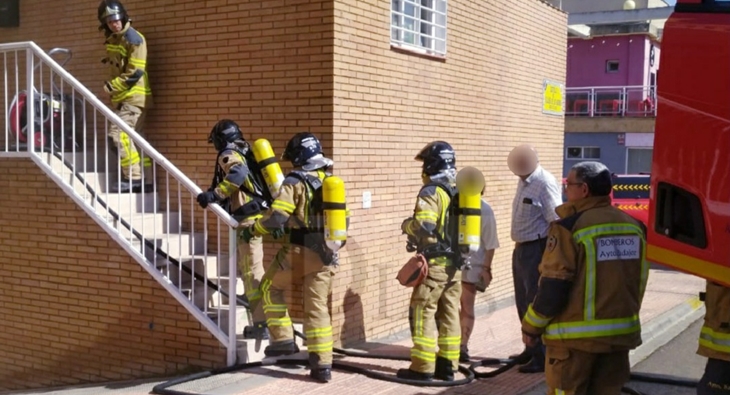 Bomberos de Badajoz trabajan en un incendio en la Urbanización Guadiana (BA)