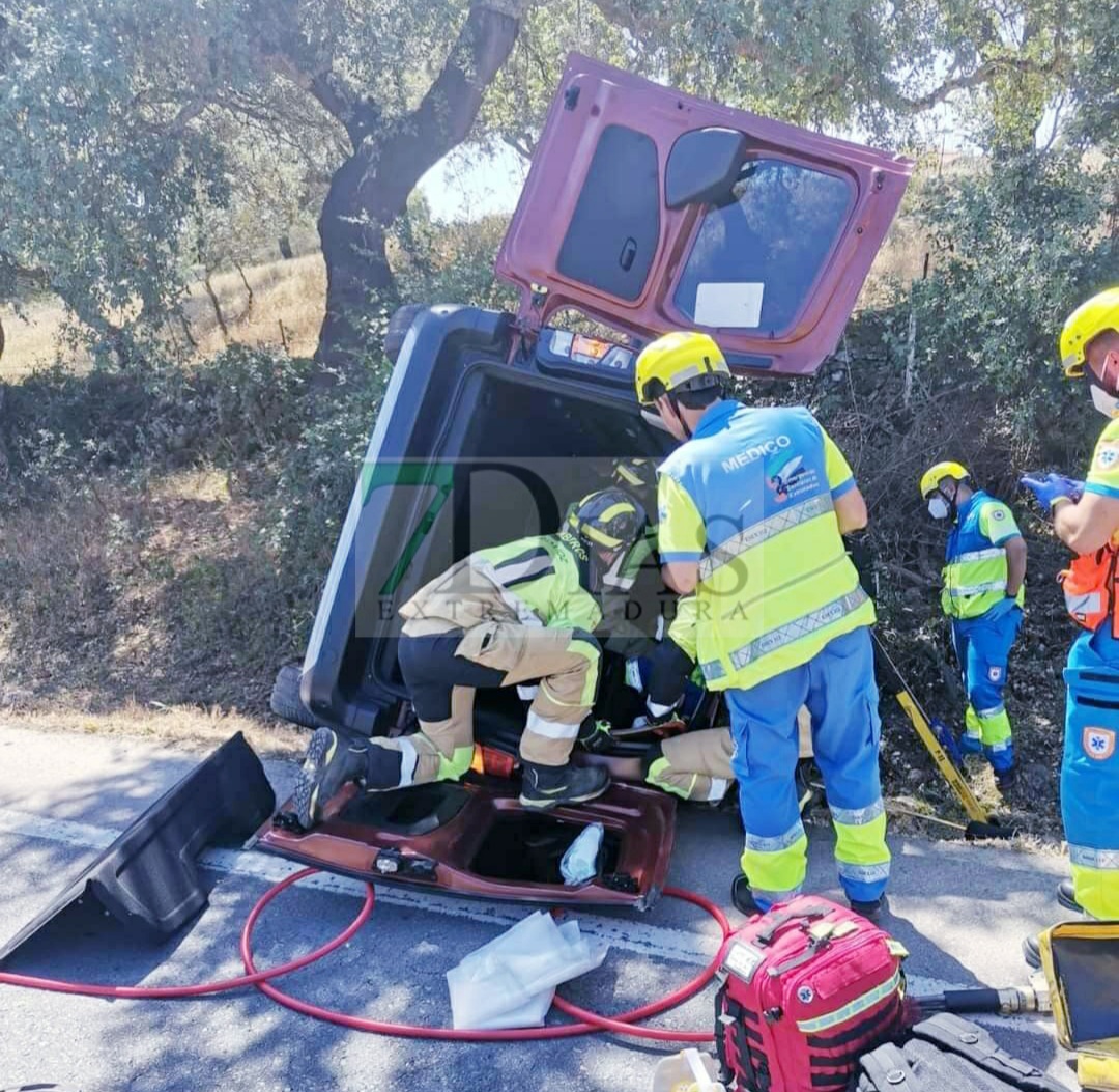 Un aparatoso accidente en la EX-112 deja una mujer atrapada