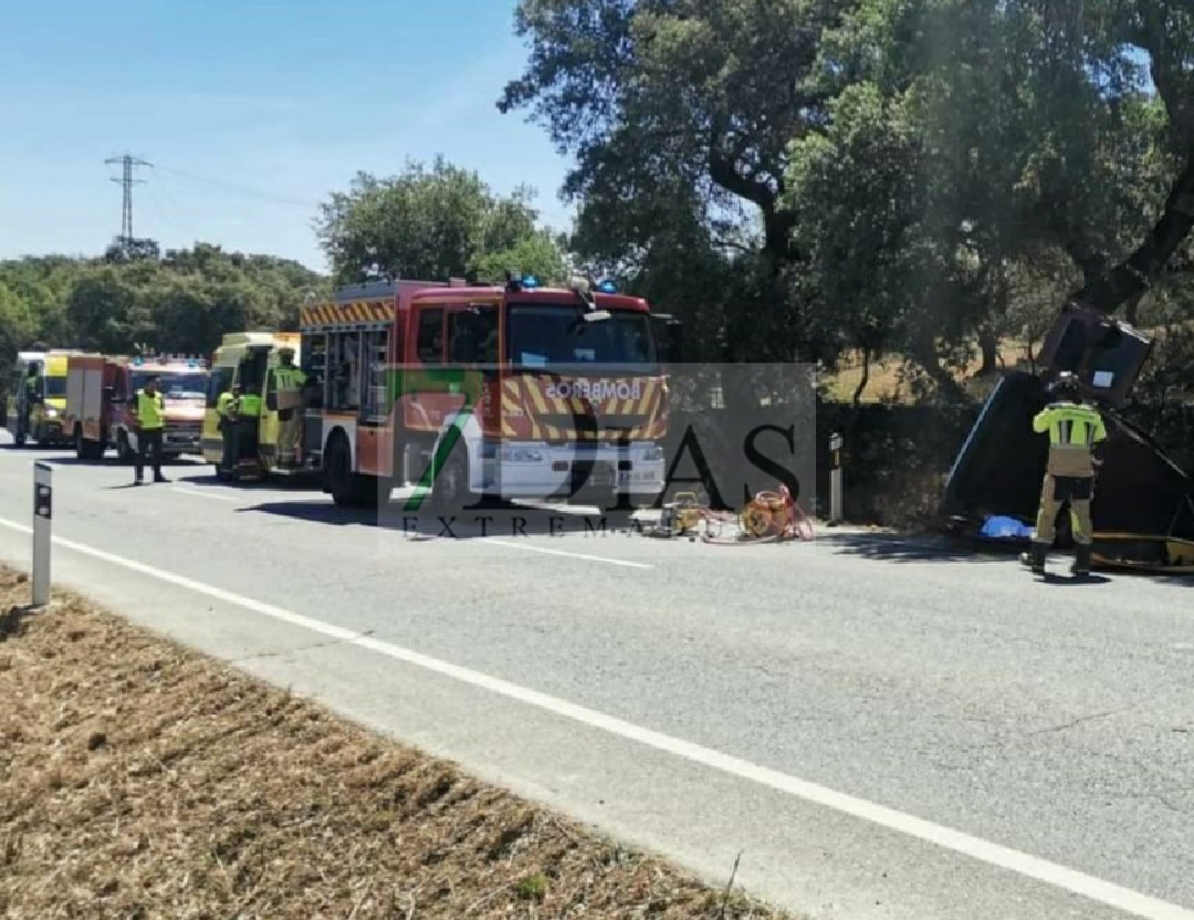 Un aparatoso accidente en la EX-112 deja una mujer atrapada