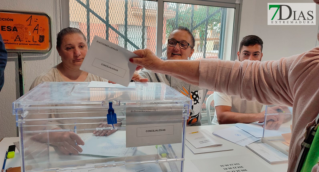 Los extremeños comienzan a votar en los colegios electorales de la región