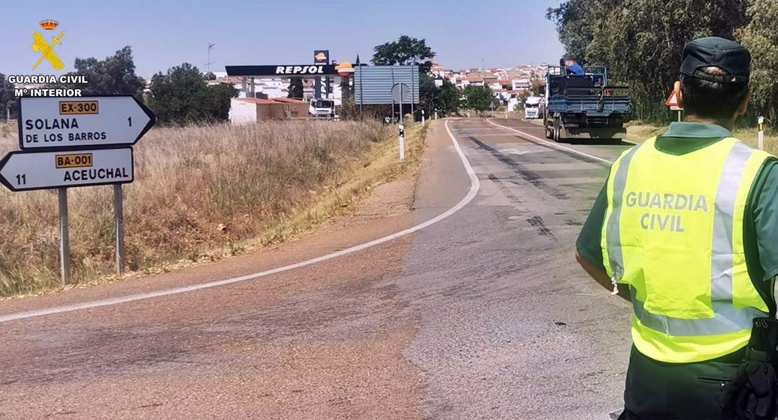 Un camionero sufre graves problemas de salud mientras conducía por la EX-300