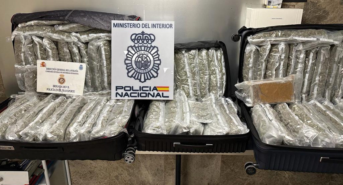 Una pareja pillada transportando marihuana y coca en un autocar de línea