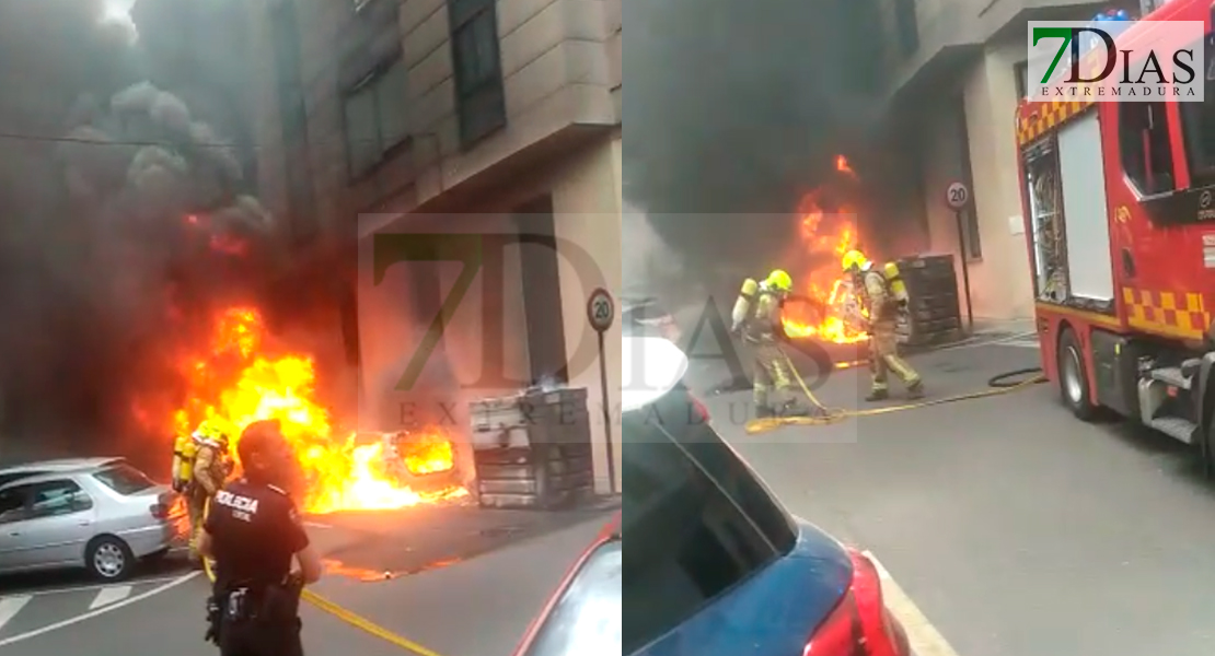 Un espectacular incendio en Plasencia calcina un contenedor y dos coches
