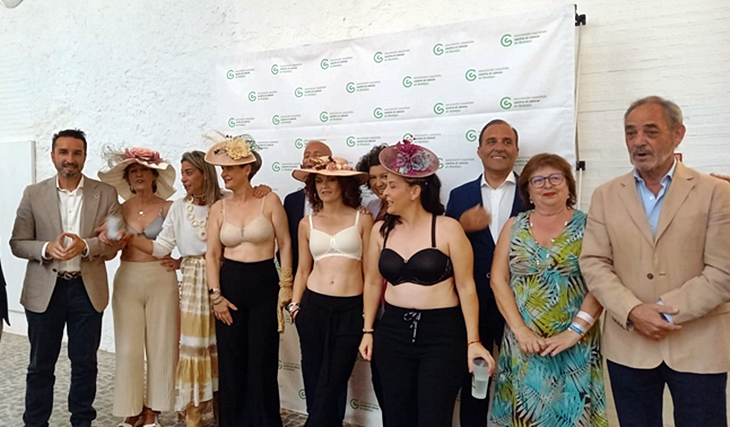 Mujeres protagonistas de un desfile de lencería y ropa de baño para visibilizar el cáncer de mama