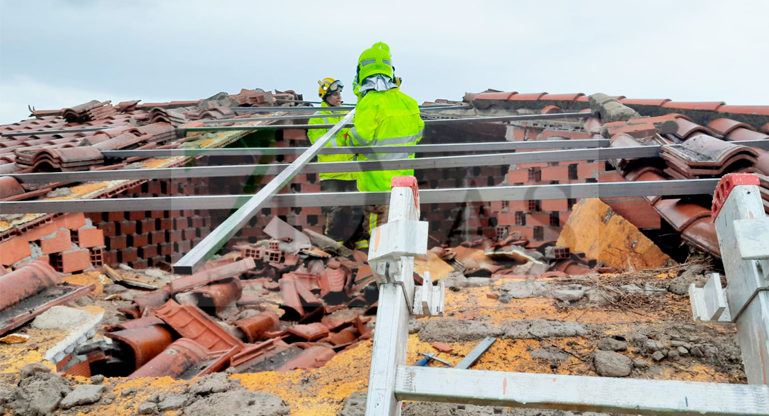 Un rayo destroza el tejado de una casa en un pueblo extremeño