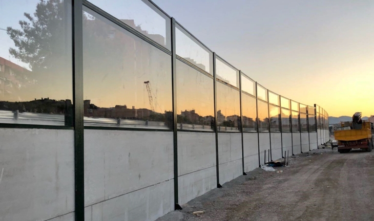 Adif AV instala pantallas para la protección acústica en las estaciones de Cáceres y Mérida