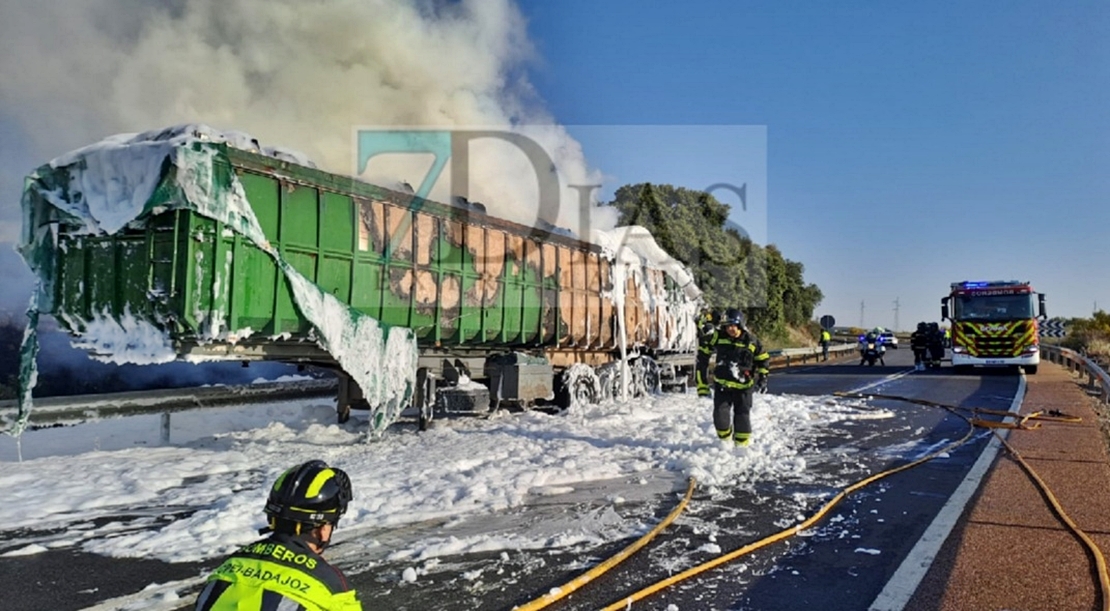 El incendio de un tráiler provoca corte de la N-435