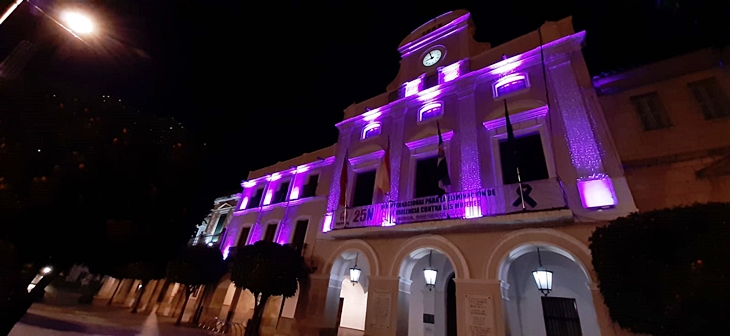 Los principales monumentos emeritenses se iluminan por una buena causa