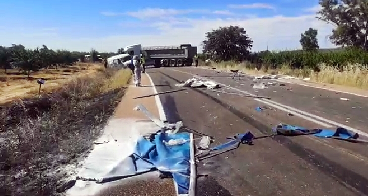Accidente múltiple entre dos camiones, dos coches y una furgoneta en la EX-206