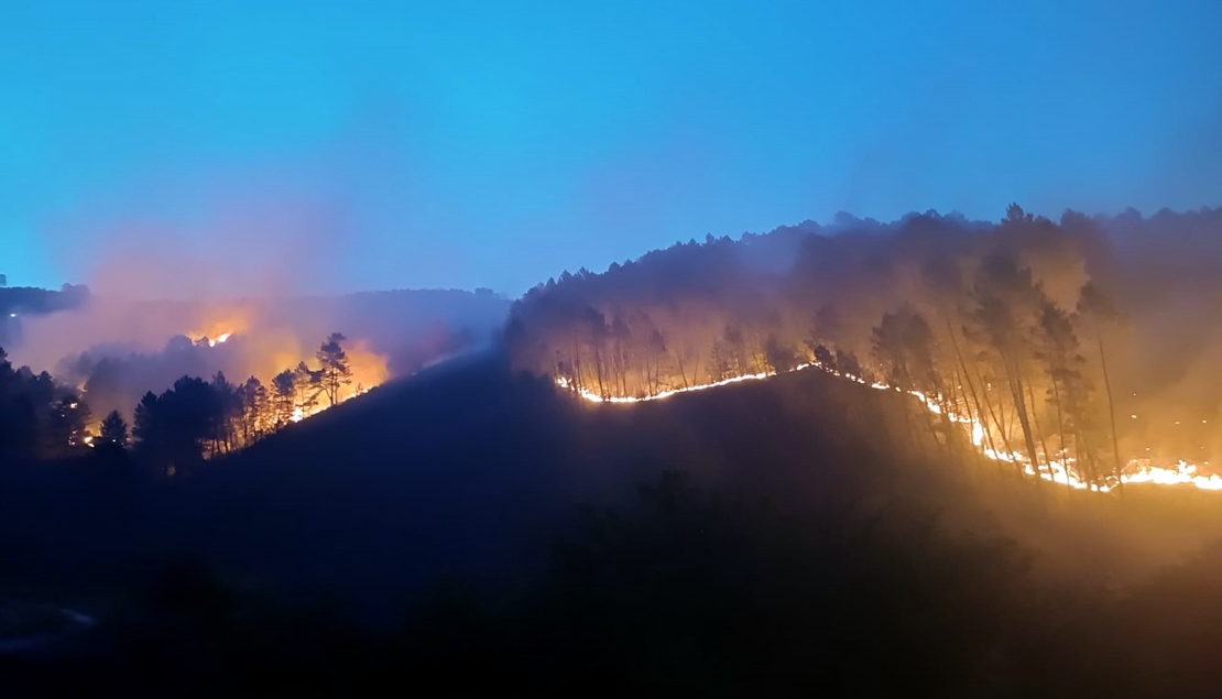 Continúa activo y con &quot;bastante&quot; intensidad el incendio en Pinofranqueado