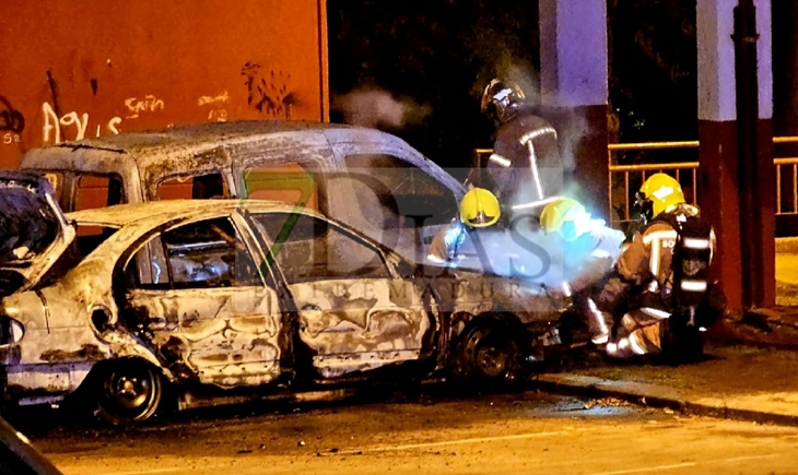 Un aparatoso incendio deja dos vehículos calcinados en Plasencia