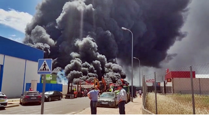 Grave incendio en una instalación industrial de Almendralejo