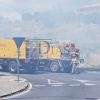 Los bomberos trabajan en un incendio forestal en la avda. Gabriel y Galán de Plasencia