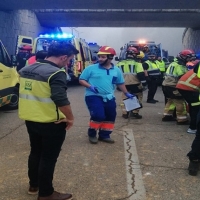 Vuelco mortal de un autobús cerca de Huelva: una mujer fallecida y más de veinte heridos