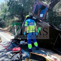 Un aparatoso accidente en la EX-112 deja una mujer atrapada