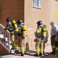 Bomberos de Badajoz trabajan en un incendio en la Urbanización Guadiana (BA)