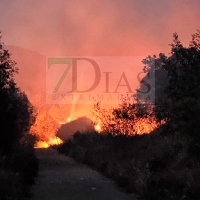 Un amplio dispositivo trabaja en un incendio en el Valle del Jerte