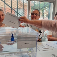 Los extremeños comienzan a votar en los colegios electorales de la región