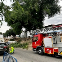 Los bomberos acudieron a varias llamadas por el fuerte viento en Badajoz