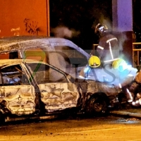 Un aparatoso incendio deja dos vehículos calcinados en Plasencia