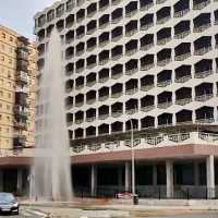 Espectacular reventón de tubería a las puertas del Hotel Lisboa (BA)