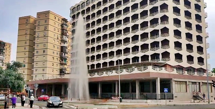 Espectacular reventón de tubería a las puertas del Hotel Lisboa (BA)