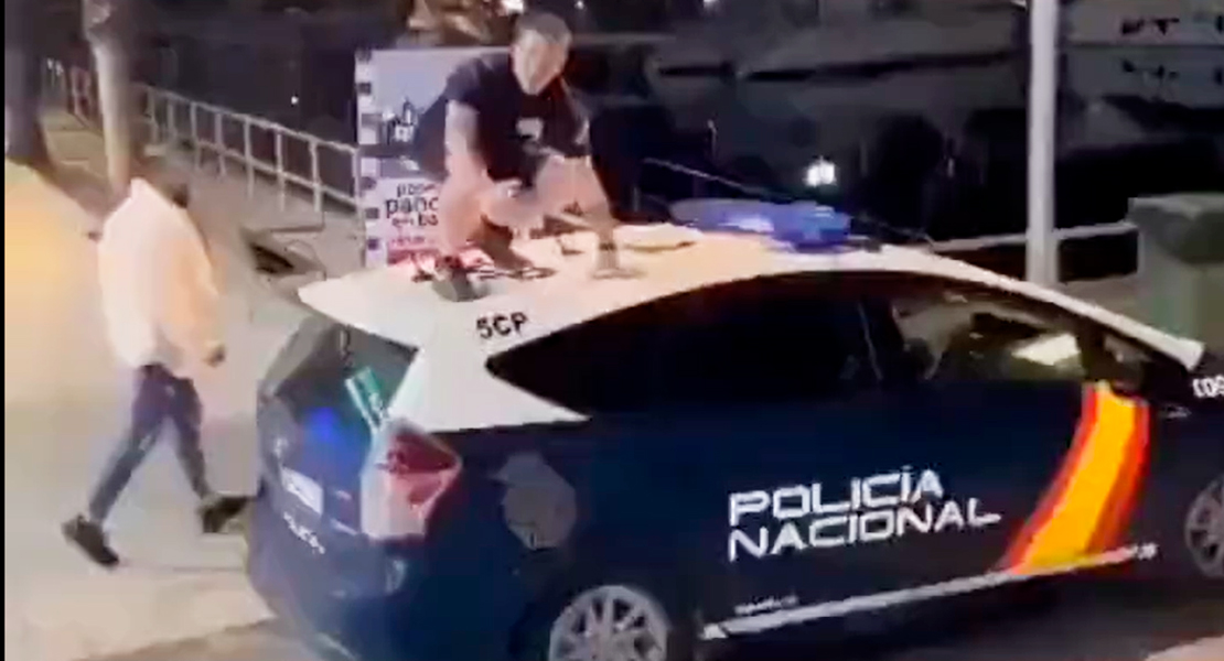 Detenidos por hacerse los graciosos saltando sobre un vehículo policial Detenidos por hacerse los graciosos saltando sobre un vehículo policial