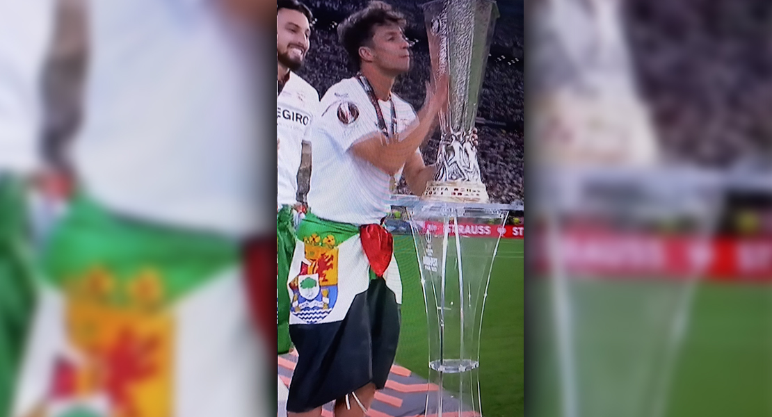 Óliver Torres saca la bandera de Extremadura tras ganar la Europa League