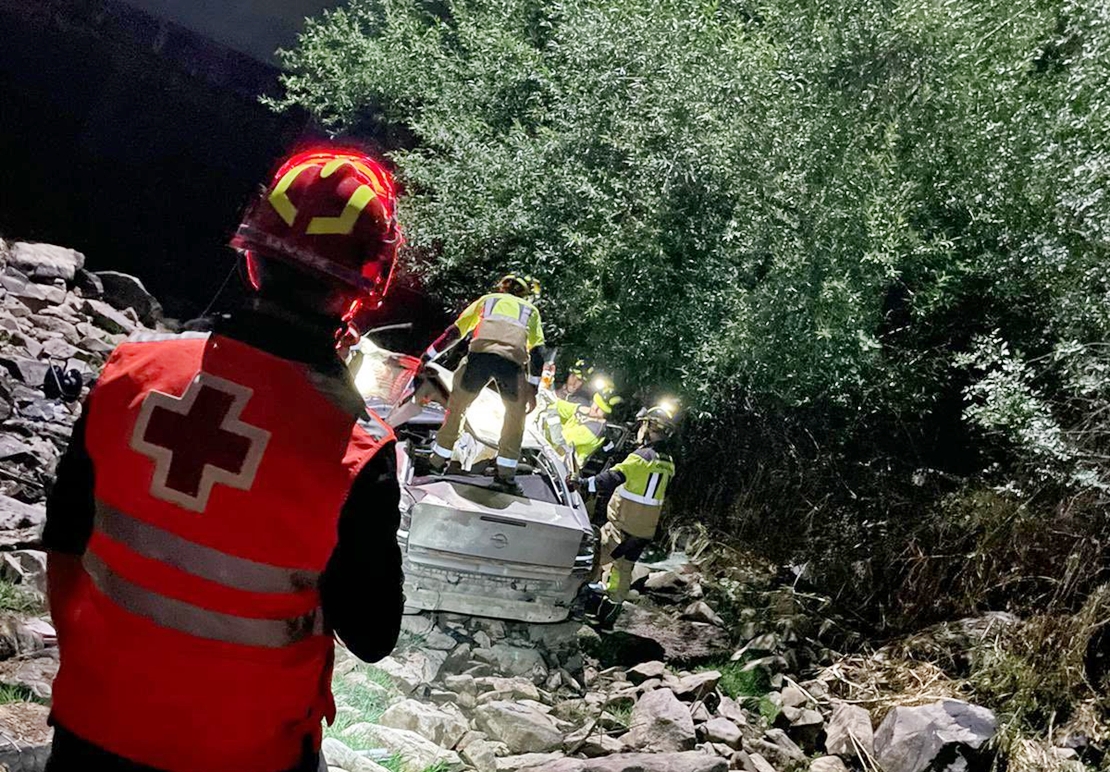 Fallece tras sufrir un accidente y caer por un puente en la N-435