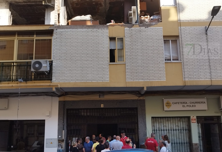 Vecinos del edificio afectado por la explosión en San Fernando: &quot; Están intentando entrar en las viviendas&quot;