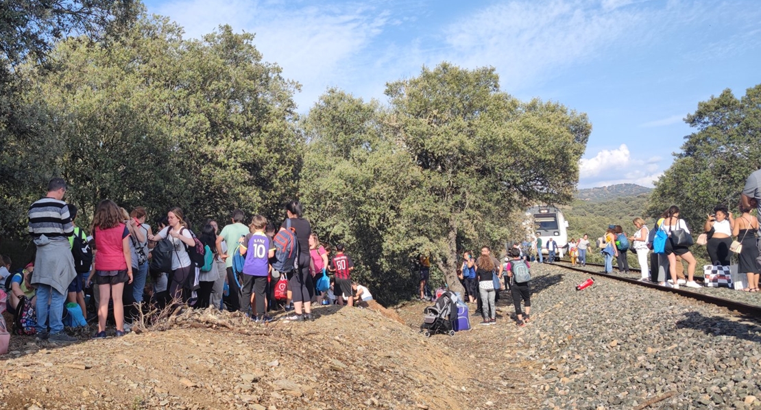 Grave incidente en el tren: 170 pasajeros en mitad del campo