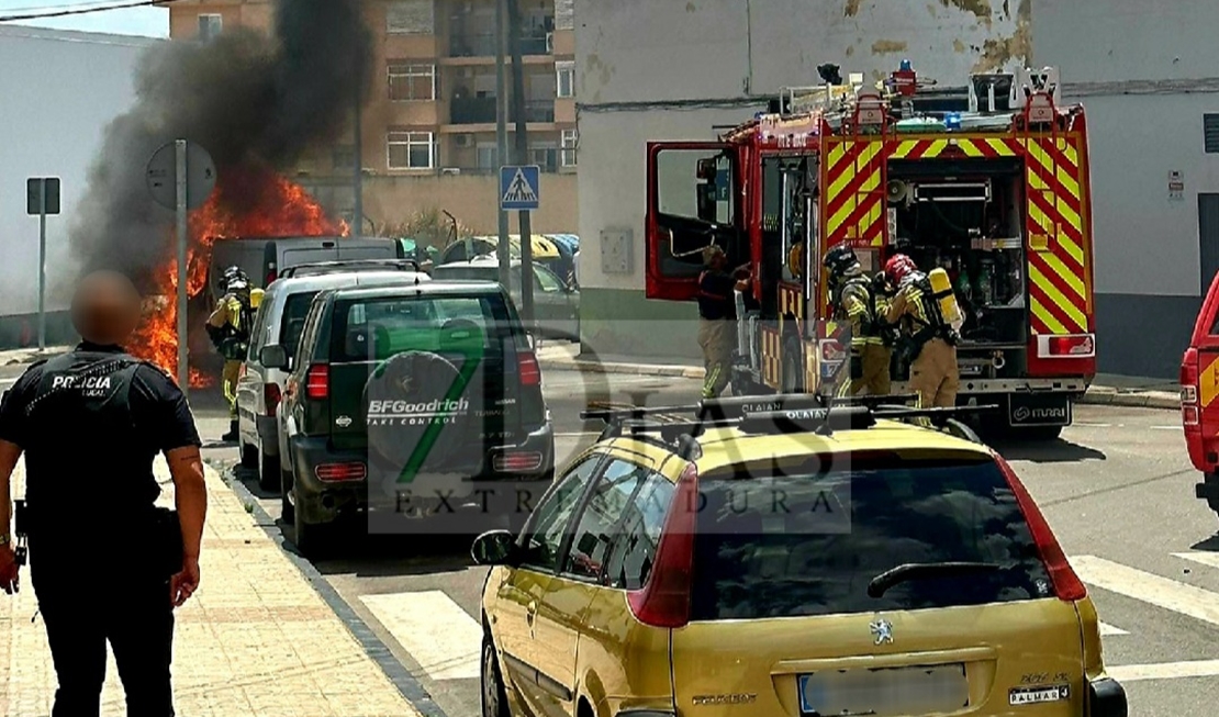 Sorprendidos por el incendio de una furgoneta en la barriada de Llera (BA)