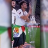 Óliver Torres saca la bandera de Extremadura tras ganar la Europa League