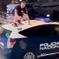 Detenidos por hacerse los graciosos saltando sobre un vehículo policial