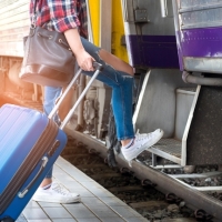 Si eres joven y cumples estas condiciones, en verano tendrás rebajas del 90% en bus y tren