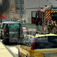 Sorprendidos por el incendio de una furgoneta en la barriada de Llera (BA)