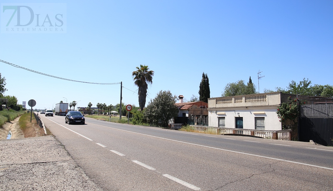 Los vecinos de la carretera de Sevilla continúan sin agua potable en sus casas