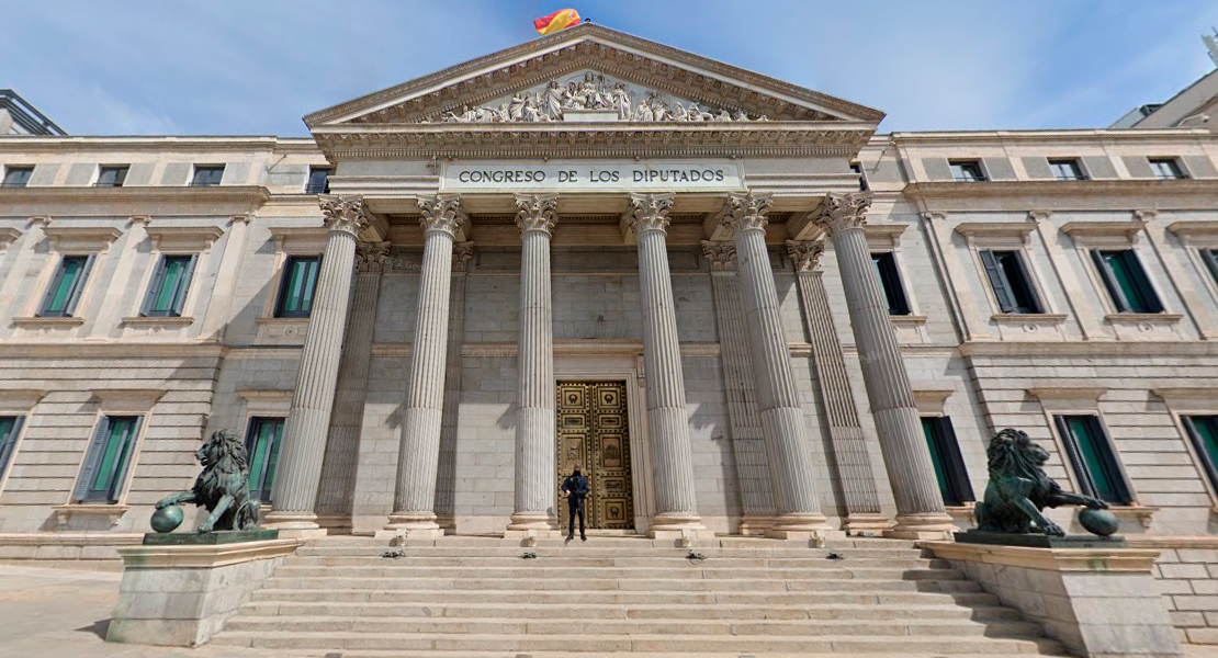 España se va de vacaciones y los políticos se quedan sin ellas