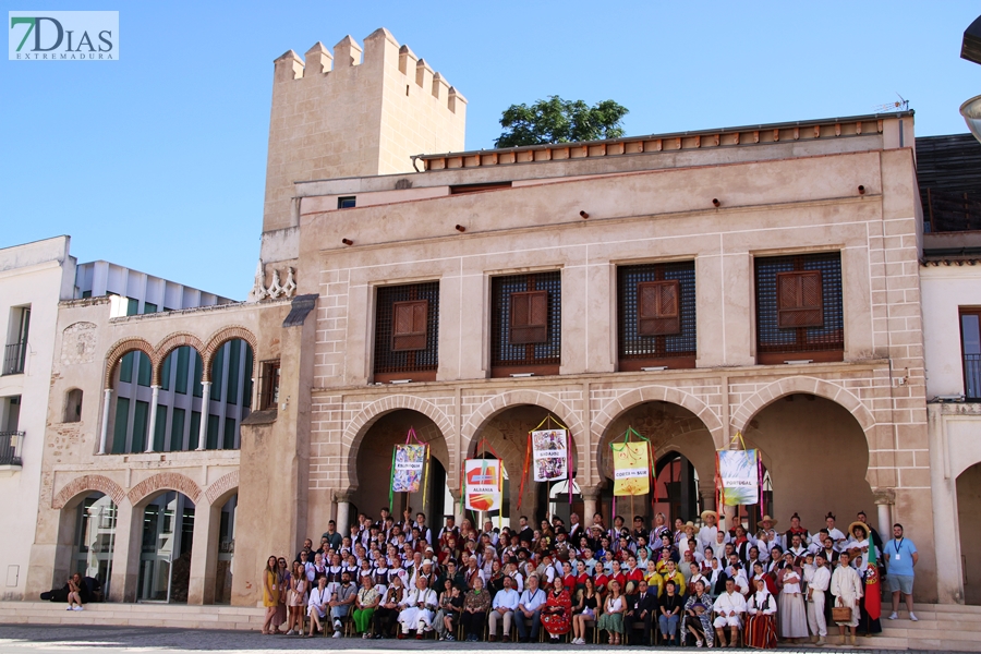 La Plaza de España testigo de la multiculturalidad del folklore