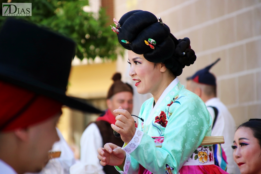 La Plaza de España testigo de la multiculturalidad del folklore