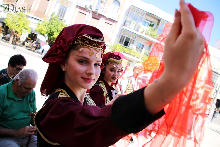 La Plaza de España testigo de la multiculturalidad del folklore