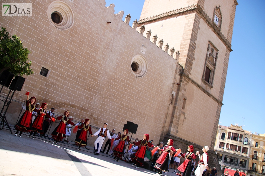 La Plaza de España testigo de la multiculturalidad del folklore