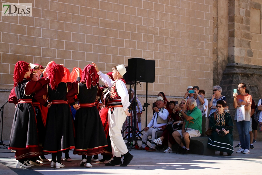 La Plaza de España testigo de la multiculturalidad del folklore