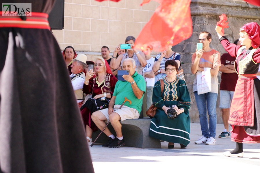 La Plaza de España testigo de la multiculturalidad del folklore