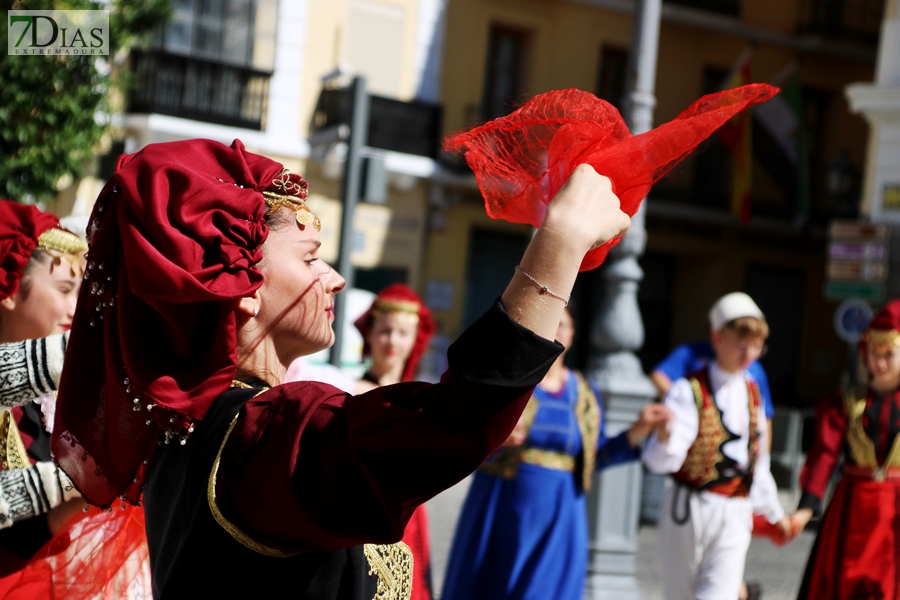 La Plaza de España testigo de la multiculturalidad del folklore