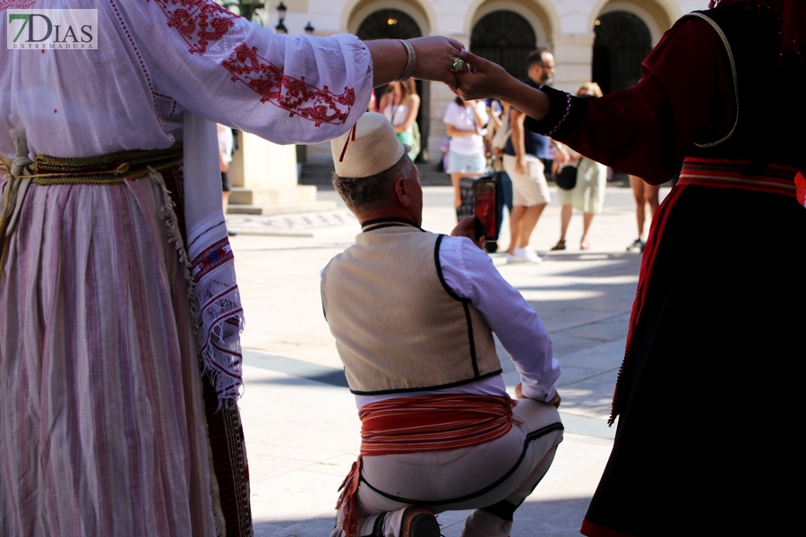La Plaza de España testigo de la multiculturalidad del folklore